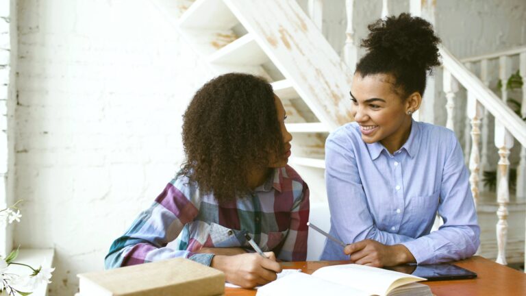 Cómo puedo comunicarme mejor con mi hijo adolescente